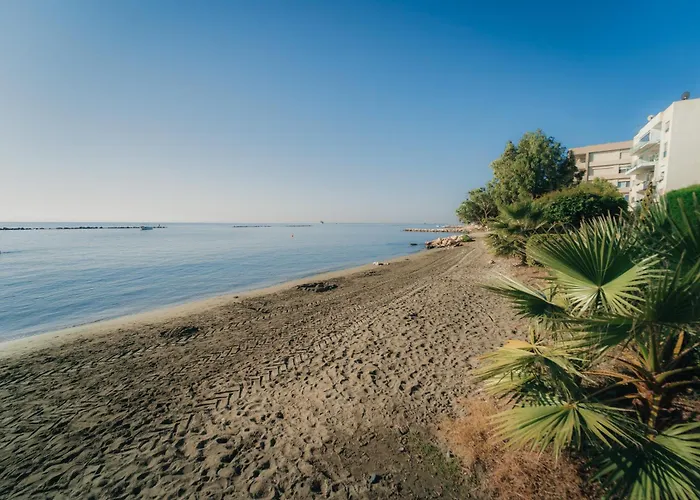 Front View Sea Pool & Prime Location *