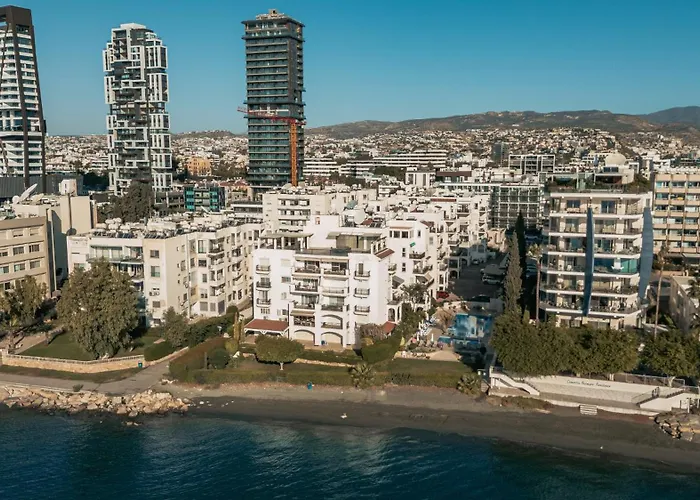 Front View Sea Pool & Prime Location *